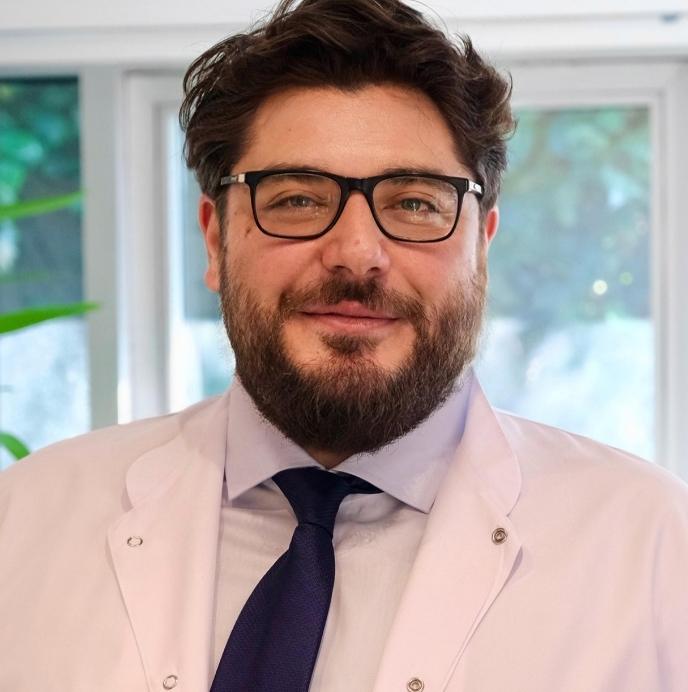 Op. Dr. Rifat Saygın Altınağ - Beyin ve Sinir Cerrahisi Uzmanı, 4200+ başarılı endoskopik ameliyat